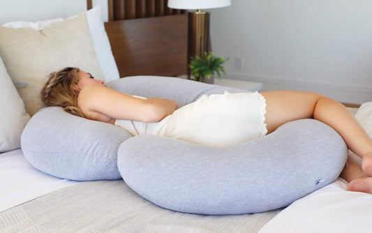 How to Sleep With a Pregnancy Pillow